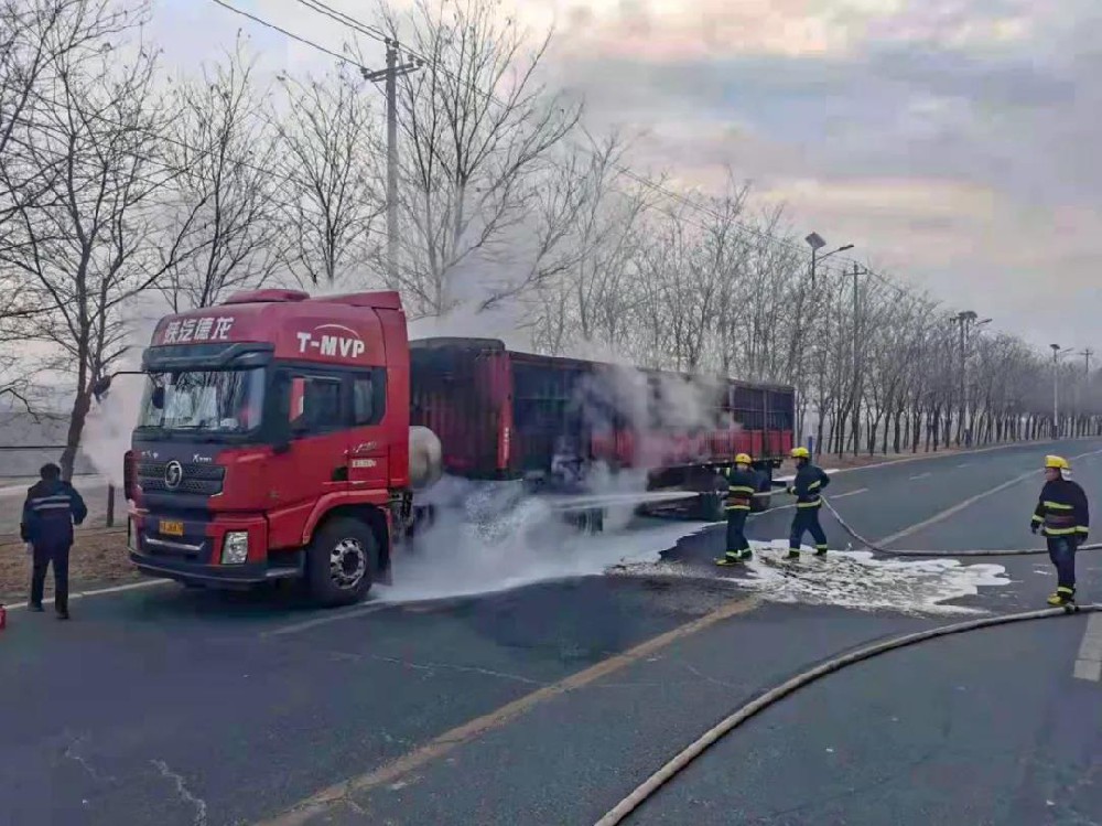 公司消防隊成功處置一起廠區外半掛貨車突發起火事件